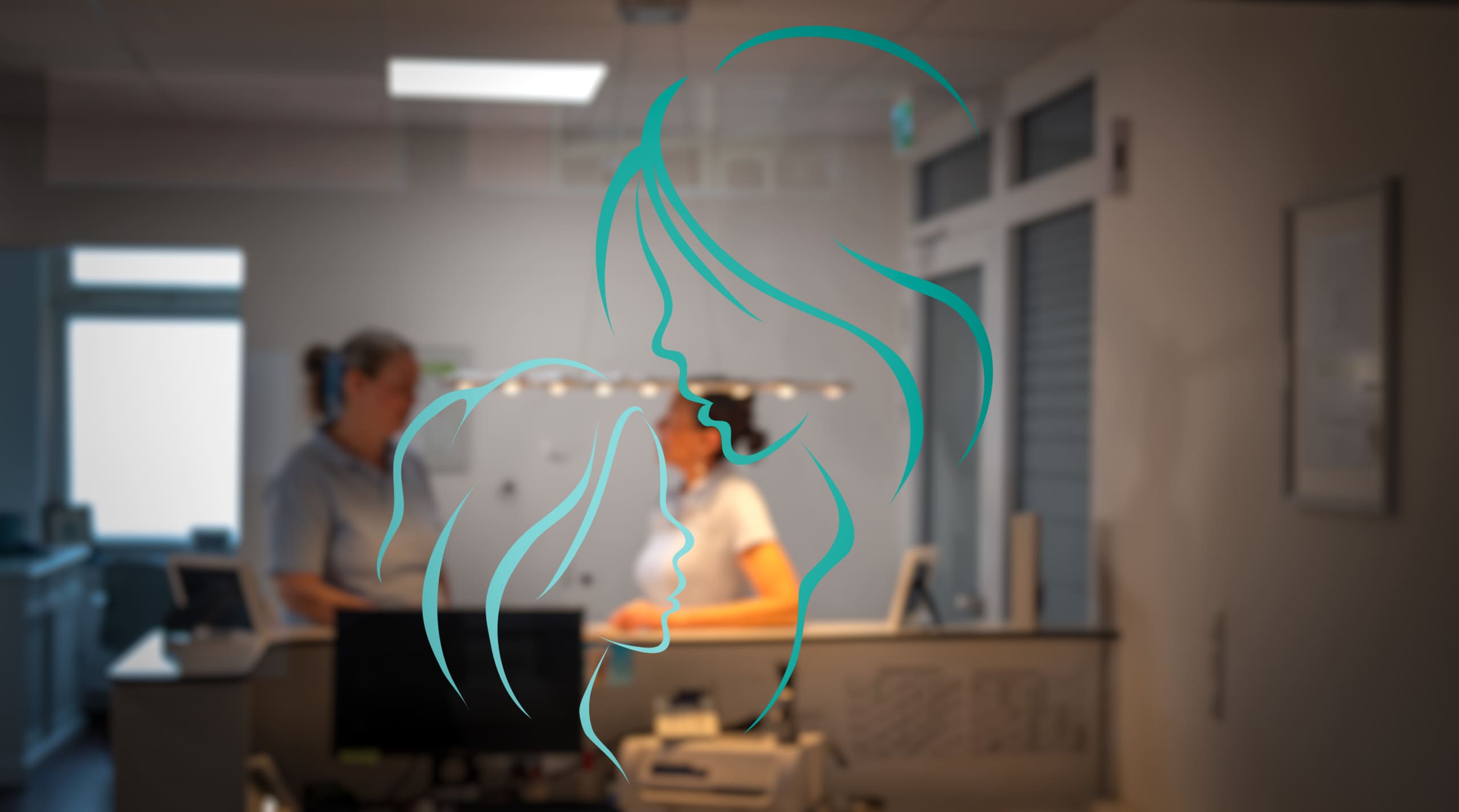 Blick auf Praxistresen durch mit Logo verziertem Glas
